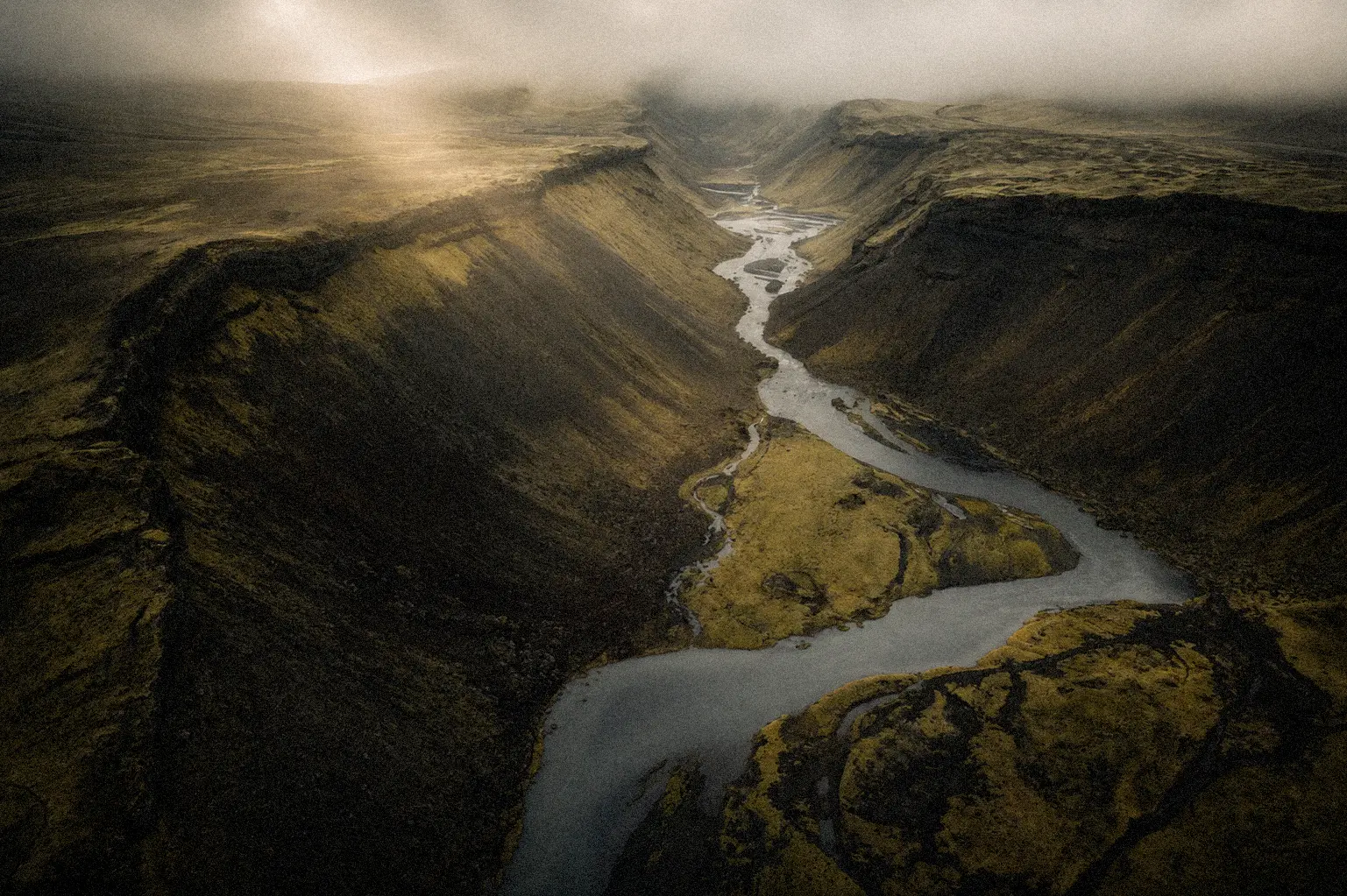 Ode-lírio hero — misty river valley